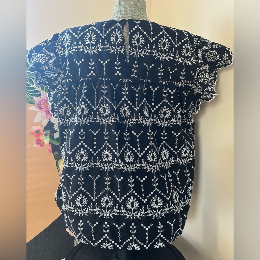 CROWN & IVY GORGEOUS BLACK/WHITE EYELET FLUTTER CAP SLEEVE TOP. Sz. 3X. - Picture 6 of 9